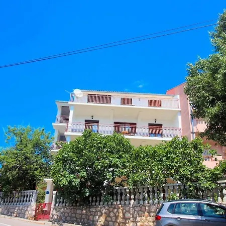 In Mit Gemeinsamem Garten Apartman Novi Vinodolski