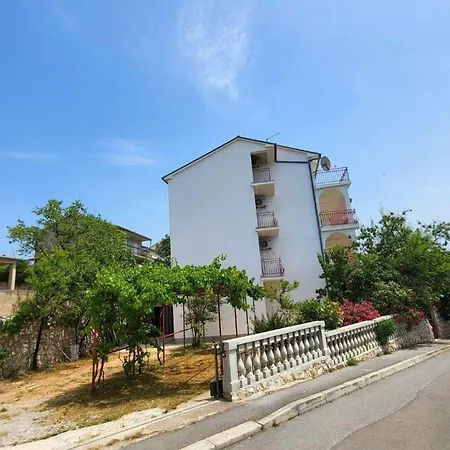 Apartment In Mit Gemeinsamem Garten Novi Vinodolski
