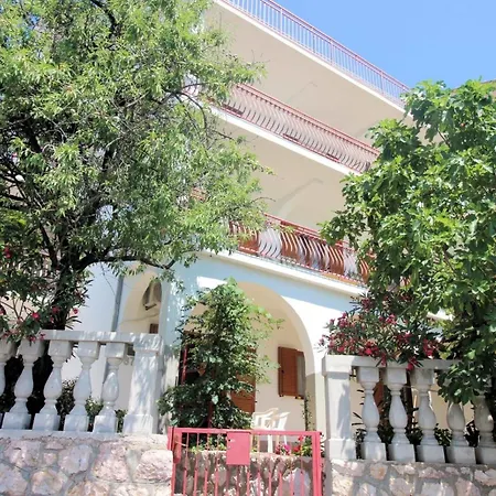 In Mit Gemeinsamem Garten Apartamento Novi Vinodolski