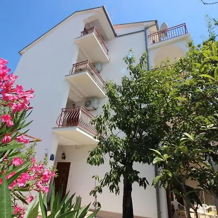 In Mit Gemeinsamem Garten Apartman Novi Vinodolski