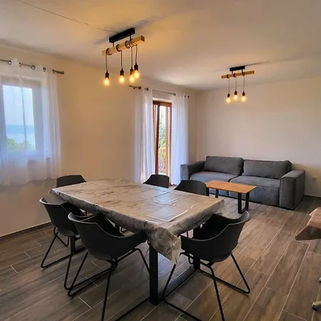 In Mit Gemeinsamem Garten Apartamento Novi Vinodolski