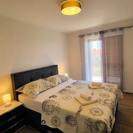 Apartamento In Mit Gemeinsamem Garten Novi Vinodolski