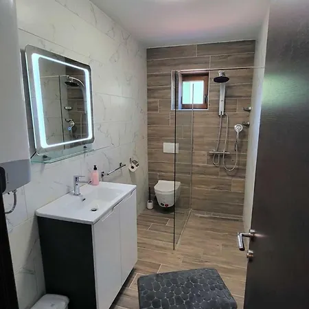 Apartamento In Mit Gemeinsamem Garten Novi Vinodolski
