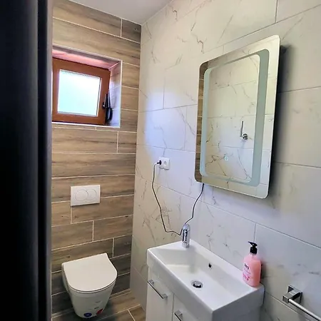 Apartamento In Mit Gemeinsamem Garten Novi Vinodolski