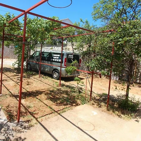 In Mit Gemeinsamem Garten Apartamento Novi Vinodolski